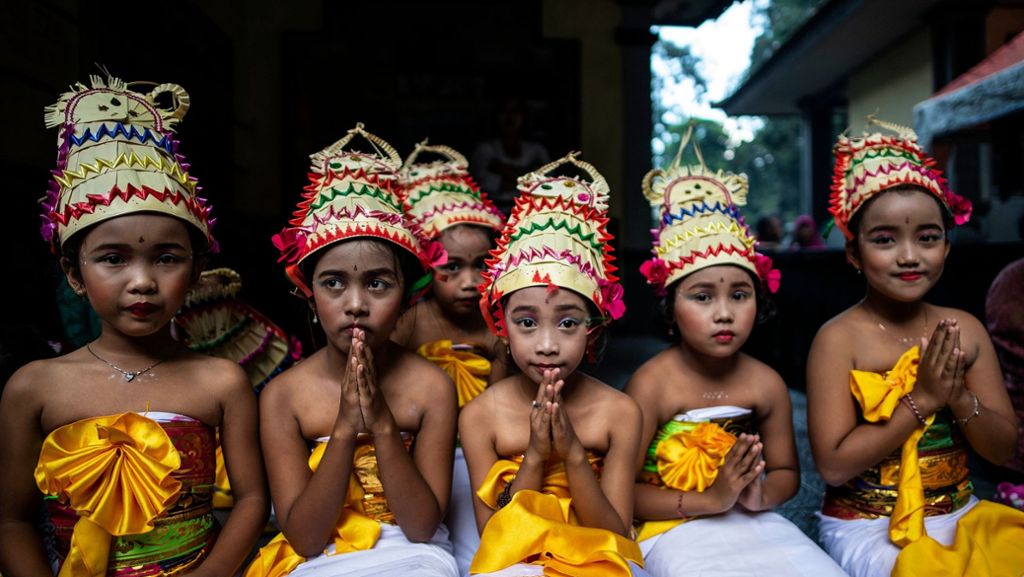 Wer am Donnerstag auf der indonesischen Urlauberinsel Bali weilt, hat für 24 Stunden kein mobiles Internet. Hintergrund ist der hinduistische Feiertag Nyepi. Der hat auch Auswirkungen auf andere Bereiche. 