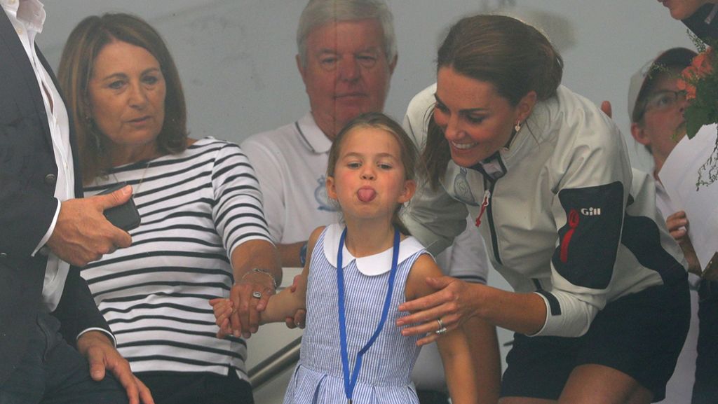 Prinz William und Herzogin Kate auf der Isle of Wight: Kecke Prinzessin Charlotte steckt die Zunge heraus