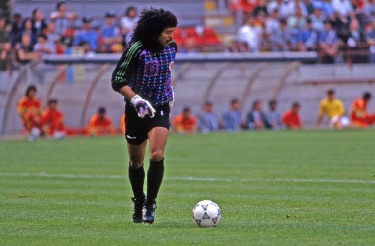 Rene Higuita war ein wohl noch schillernderer Paradiesvogel - und nicht nur wegen seiner schrillen Outfits und Ausflüge bekannt. „El Loco“ (der Verrückte) traf für mehrere Klubs und auch für Kolumbien. 1995 war er im Halbfinale der Copa Libertadores für Atletico Nacional gegen River Plate gleich zweimal erfolgreich: Im Hinspiel per Freistoß, im Rückspiel im Elfmeterschießen.