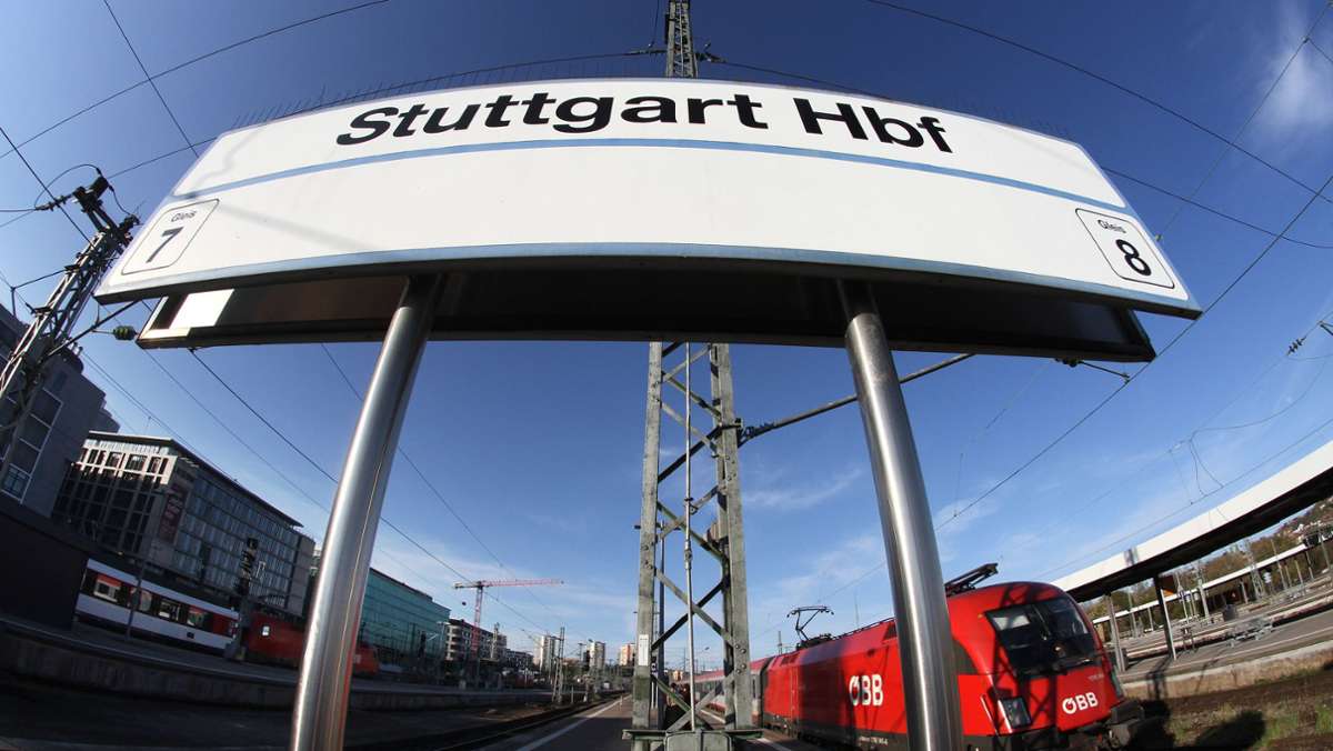  In einem Zug von Heidelberg nach Stuttgart hat offenbar ein Mann zunächst das Ticket eines Fahrgasts gestohlen und sich dann auch noch entblößt. 