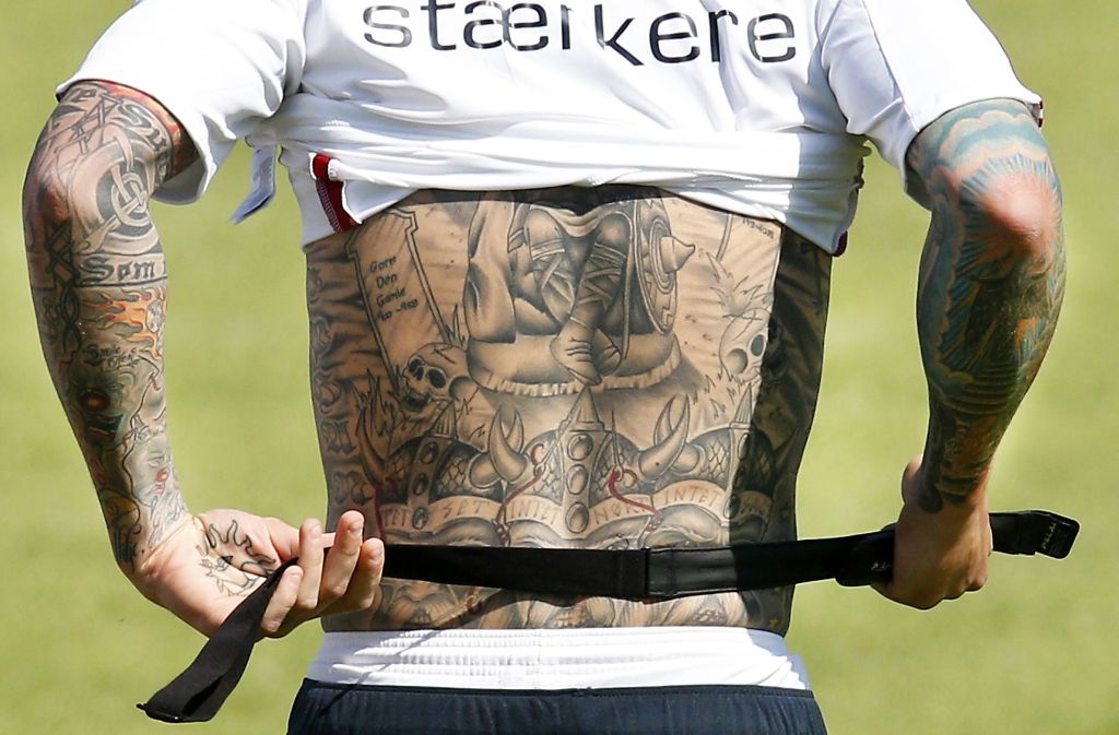 Der dänische Fußballer Daniel Agger hat sich drei Wikinger auf den Rücken tätowiert