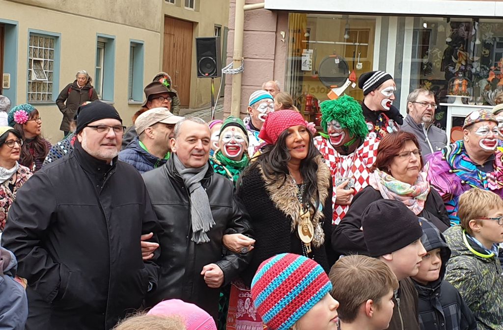 Gute Stimmung herrschte auf dem Weiler Marktplatz. Auch der Erste Beigeordnete Jürgen Katz und Bürgermeister Thilo Schreiber (von links) schunkeln mit den Zigeunern und Clowns der AHA.