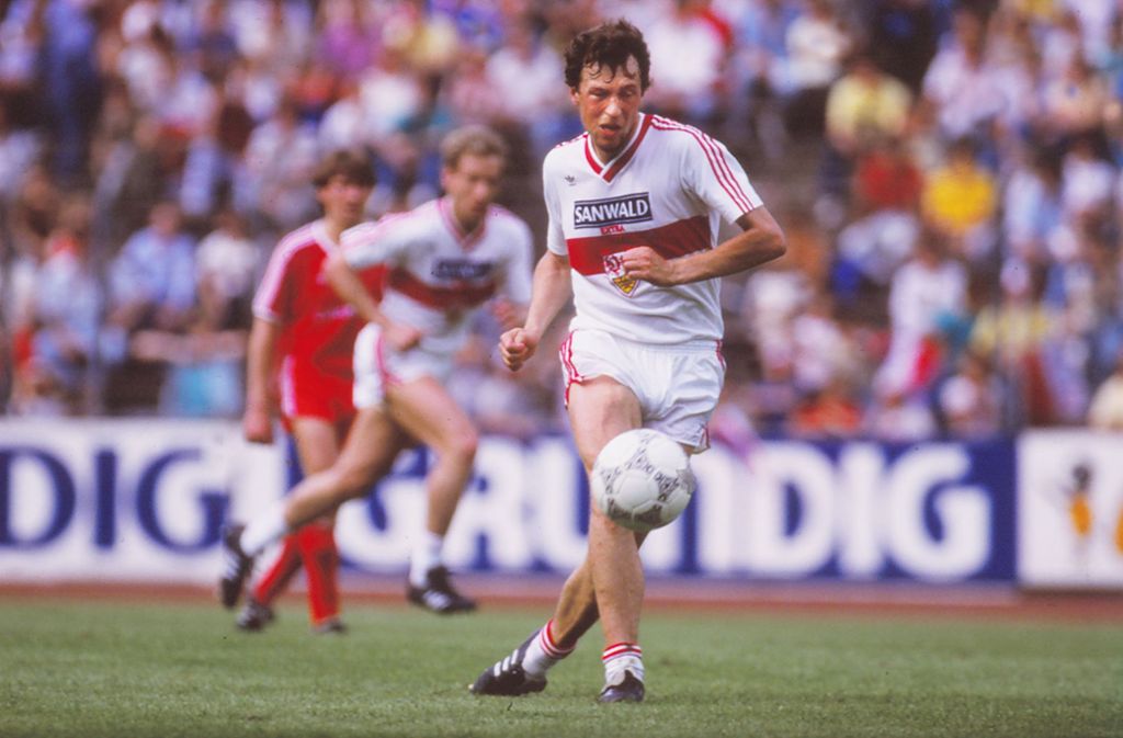 Mittelfeldspieler (3): Karl Allgöwer. Der Geislinger, von 1980 bis 1991 beim VfB, verdiente sich dank seines harten Schusses und seiner gefährlichen Freistöße den Spitznamen „Knallgöwer“. Und er machte ihm alle Ehre: Der Meister von 1984 ist mit 129 Treffern (in 338 Spielen) der VfB-Rekordtorschütze in der Bundesliga – und das als Mittelfeldspieler!