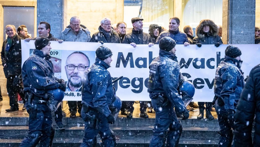 Mahnwache der AfD: Gegenproteste bei Demo in Stuttgart