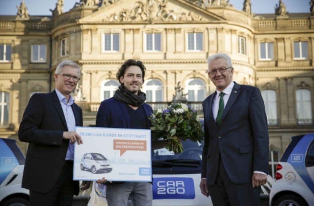 Der Car2Go-Geschäftsführer Roland Keppler (li.) und Ministerpräsident Winfried Kretschmann (re.) mit dem 50 000. Stuttgarter Kunden: Sidney Blum. Foto: Lichtgut/Leif Piechowski