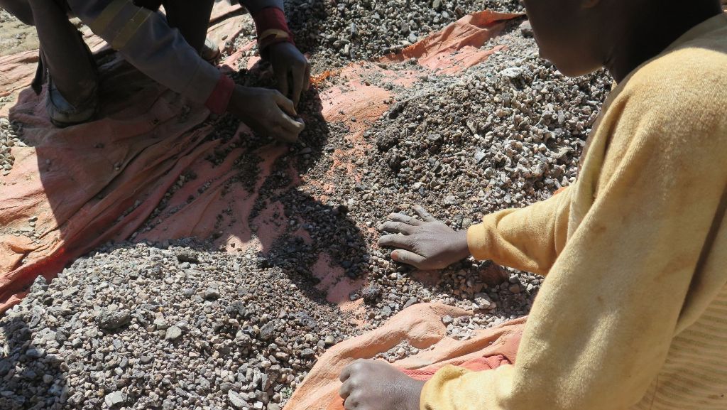 Daimler, VW und Co. in der Kritik: Kinder schuften im Kobalt-Bergbau im Kongo