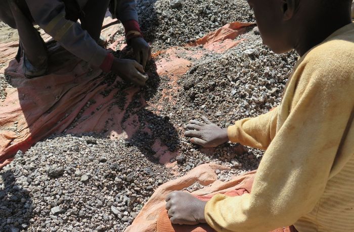 Daimler, VW und Co. in der Kritik: Kinder schuften im Kobalt-Bergbau im Kongo