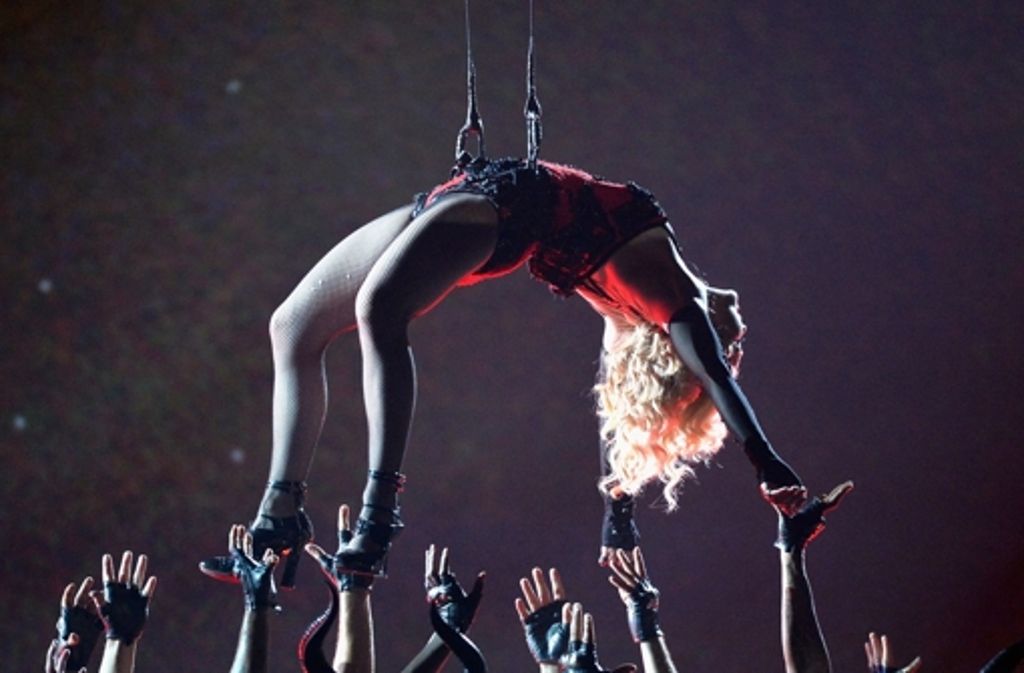 Bei dem Spektakel traten zahlreiche Superstars auf, unter anderem Madonna (im Bild), Kanye West, Rihanna, Paul McCartney, AC/DC und Lady Gaga.