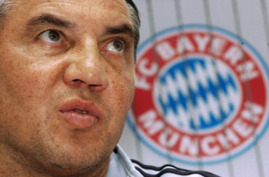 ... wird schließlich der FC Bayern München auf den Trainer aufmerksam. Der Rekordmeister verpflichtet Magath für die Saison 2004/05 - und auch dort gelingt ihm Außergewöhnliches: Er holt mit den Bayern gleich in seinem ersten Jahr ...