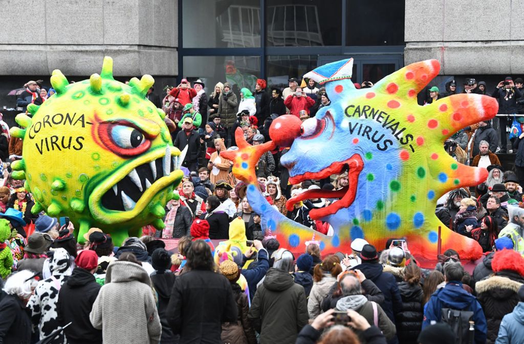 Aber auch bei den Motivwagen wird der Virus thematisiert. In Düsseldorf bekämpfen die Jecken den Erreger mit ihrem „Carnevalsvirus“.