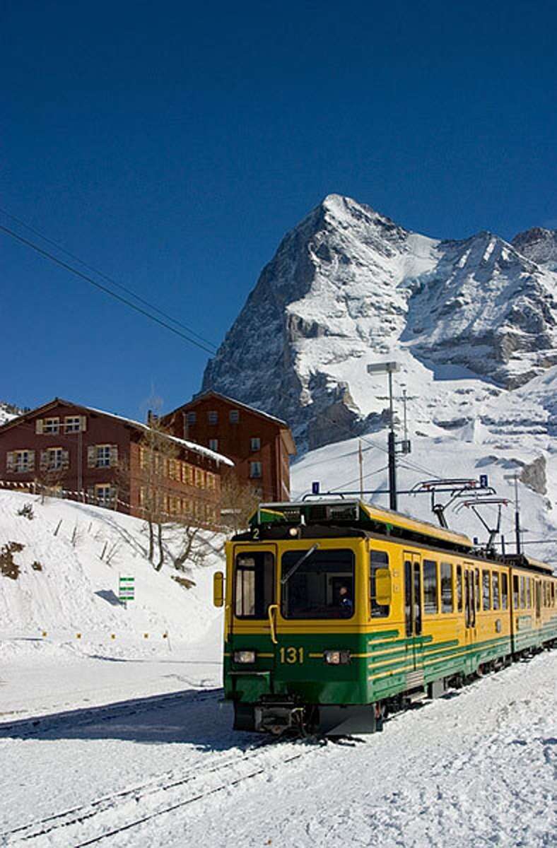 Schweiz: Die Wengernalpbahn (WAB) ist eine 1893 eröffnete schmalspurige Zahnradbahn im Berner Oberland. Sie führt von Lauterbrunnen über Wengen und die Kleine Scheidegg nach Grindelwald. Am 20. Juni 1893 setzte der offizielle Fahrplanverkehr ein.