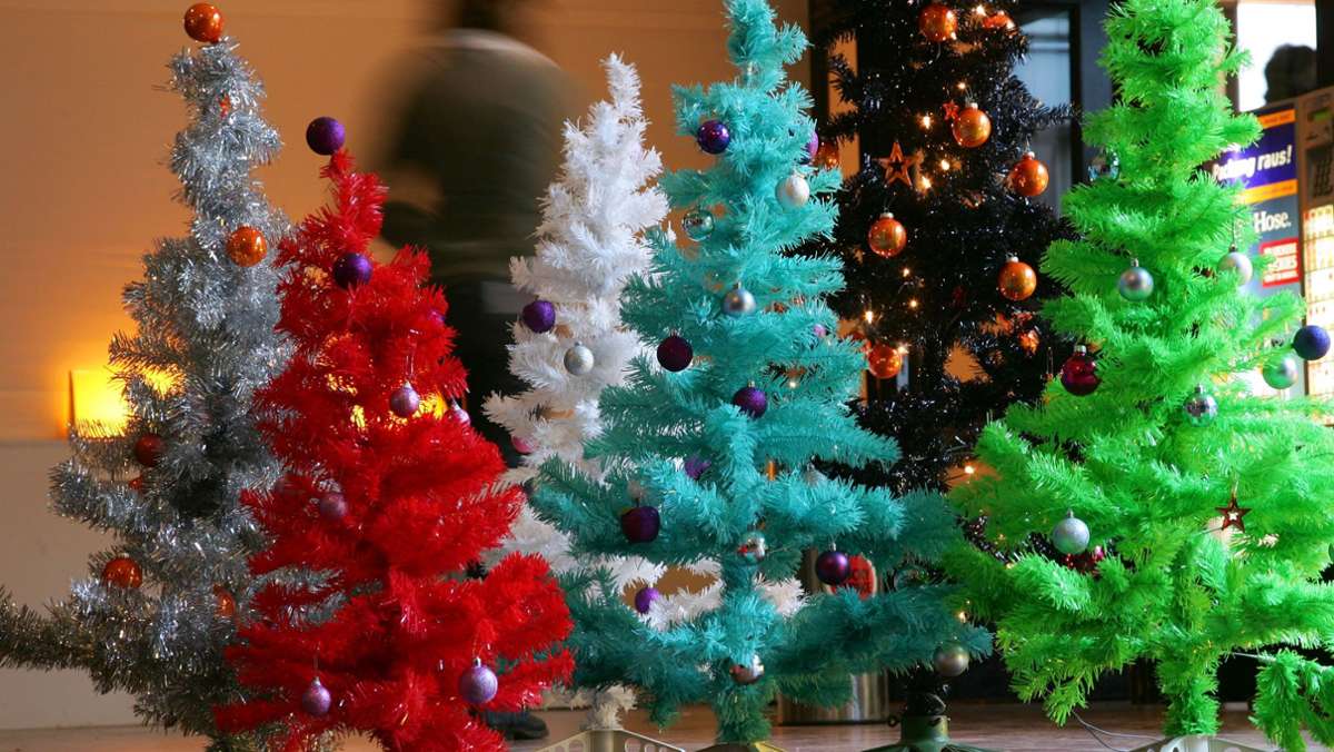  Rund 21 Millionen Weihnachtsbäume stehen auch dieses Jahr wieder in deutschen Wohnungen. Das ist ein riesiger, toter Wald. Aber Plastikbäume sind auch keine gute Idee. 