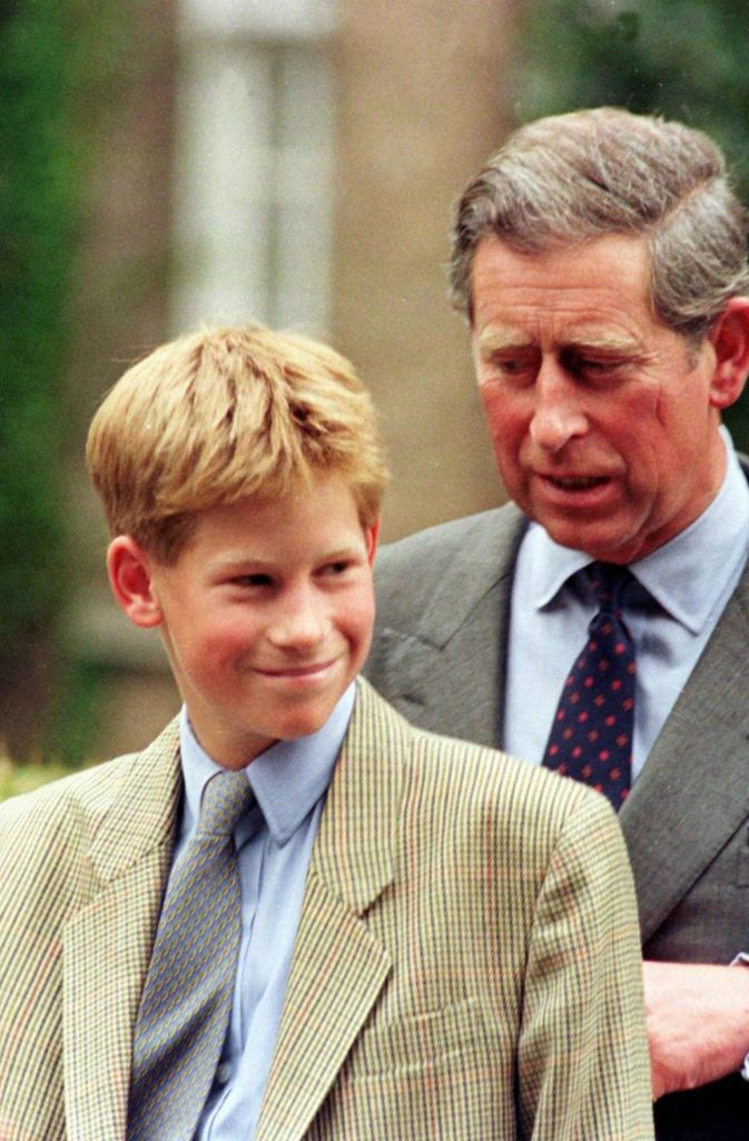 Prinz Harry und sein Vater Prinz Charles ein Jahr nach dem Tod von Prinzessin Diana beim Eintritt Harrys im Eton-College.