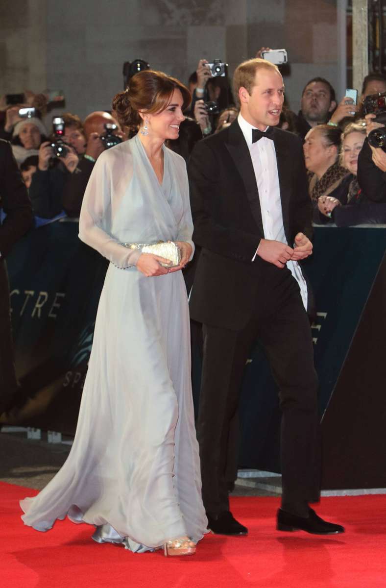 2015: Zerbrechlich und elegant wie ein schöner Schmetterling wirkt Herzogin Kate in diesem fließenden, zartblauen Jenny-Packham-Abendkleid bei der Premiere des Bond-Films „Spectre“.