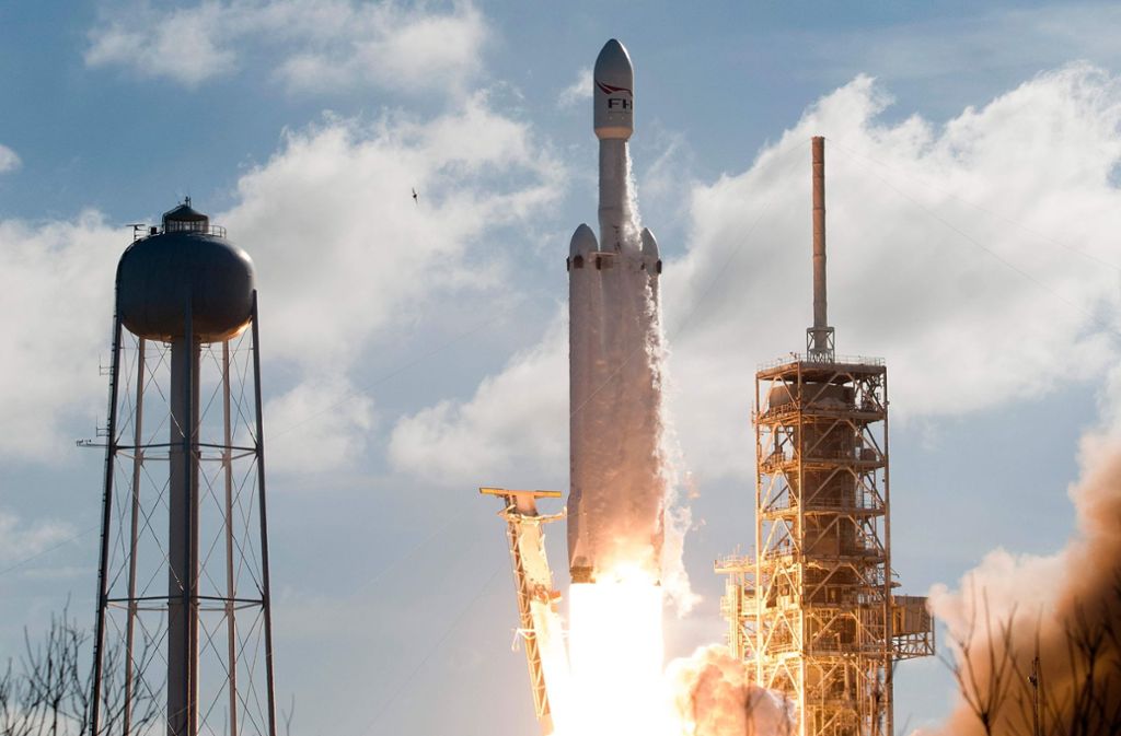 Der dritte, mittlere Booster krachte in den Atlantik, wie SpaceX-Chef Elon Musk erklärte. Eigentlich sollte er zum Landeplatz zurückkehren oder auf einer Plattform im atlantischen Ozean landen.