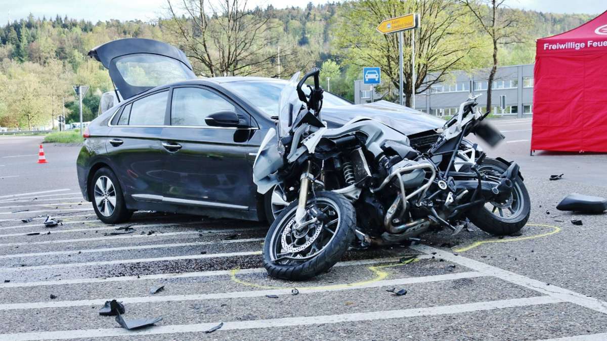 Unfall in Plüderhausen: Motorradfahrer bei Kollision mit Auto tödlich verletzt