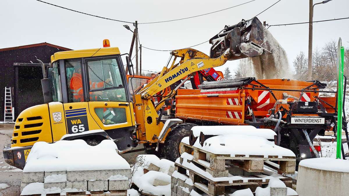  Mitarbeiter des Bauhofes und von Fremdfirmen sind den ganzen Mittwoch mit der Schneeräumung in Fellbach beschäftigt gewesen. Morgens um 3.30 Uhr begann ihr Dienst. 
