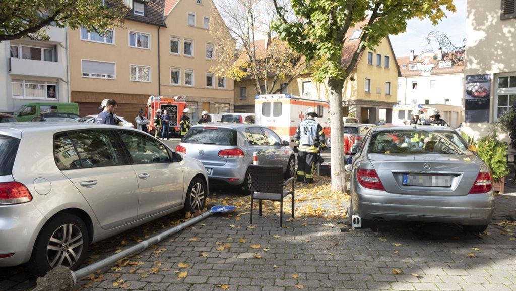 Tragischer Unfall in Stuttgart-Münster: 90-jähriger Autofahrer überrollt Beifahrerin
