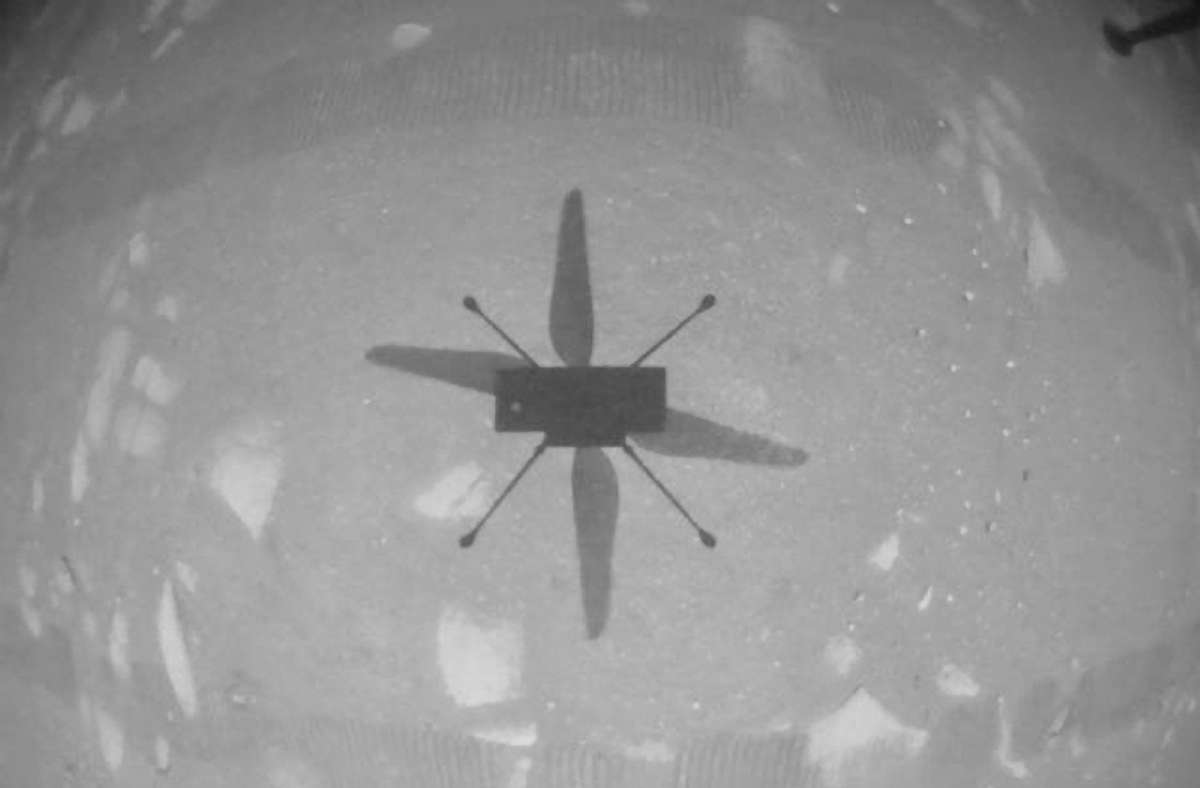 Der Schatten des Mars-Hubschrauber „Ingenuity“ ist auf der Marsoberfläche zu sehen, während er fliegt. Der Helikopter nutzte für diese Aufnahme seine Navigationskamera, die während des Fluges autonom den Boden verfolgt.