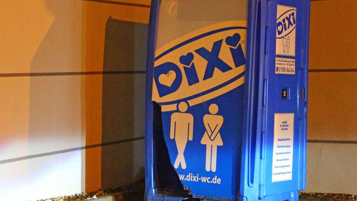 Vorfall in Eislingen: Unbekannte legen Feuer in Dixi-Toilette