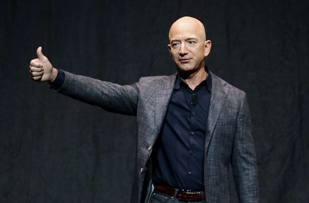 Jeff Bezos, Gründer von Amazon, spricht bei der Präsentation eines Modells einer Mondlandefähre.