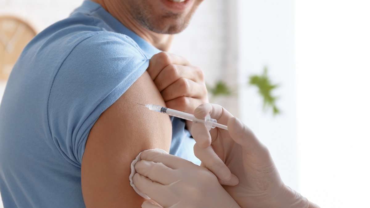 Mit der kalten Jahreszeit steigt auch das Grippe-Risiko. Wann gibt es den Grippeimpfstoff 2020 und wann sollte man sich impfen lassen?
