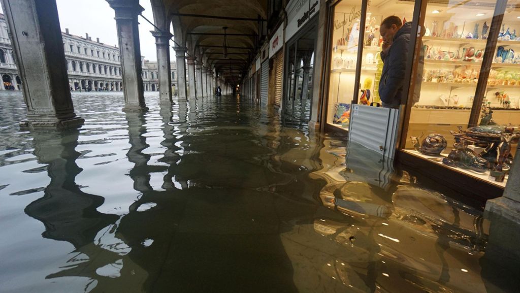 Hochwasser in Venedig: Heftige Regenfälle setzen Touristenhochburg  unter Wasser