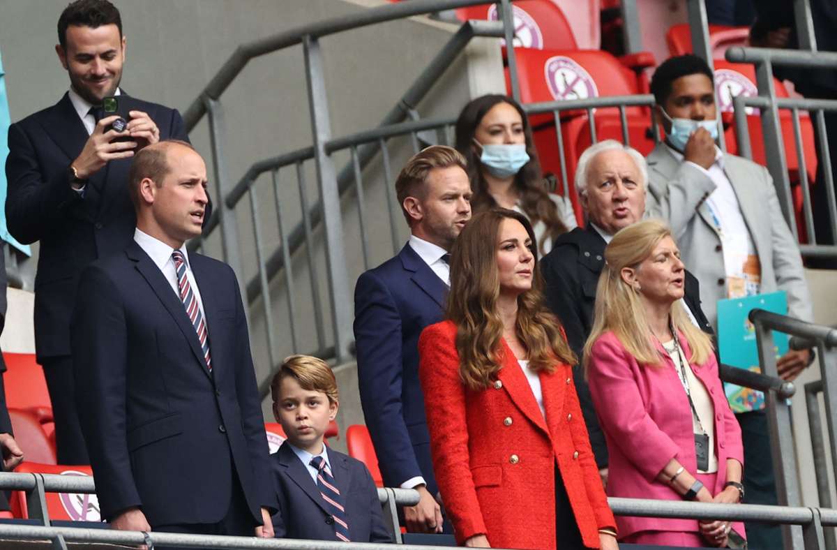 „God save the Queen“ – Prinz William, Herzogin Kate und George singen die Nationalhymne.