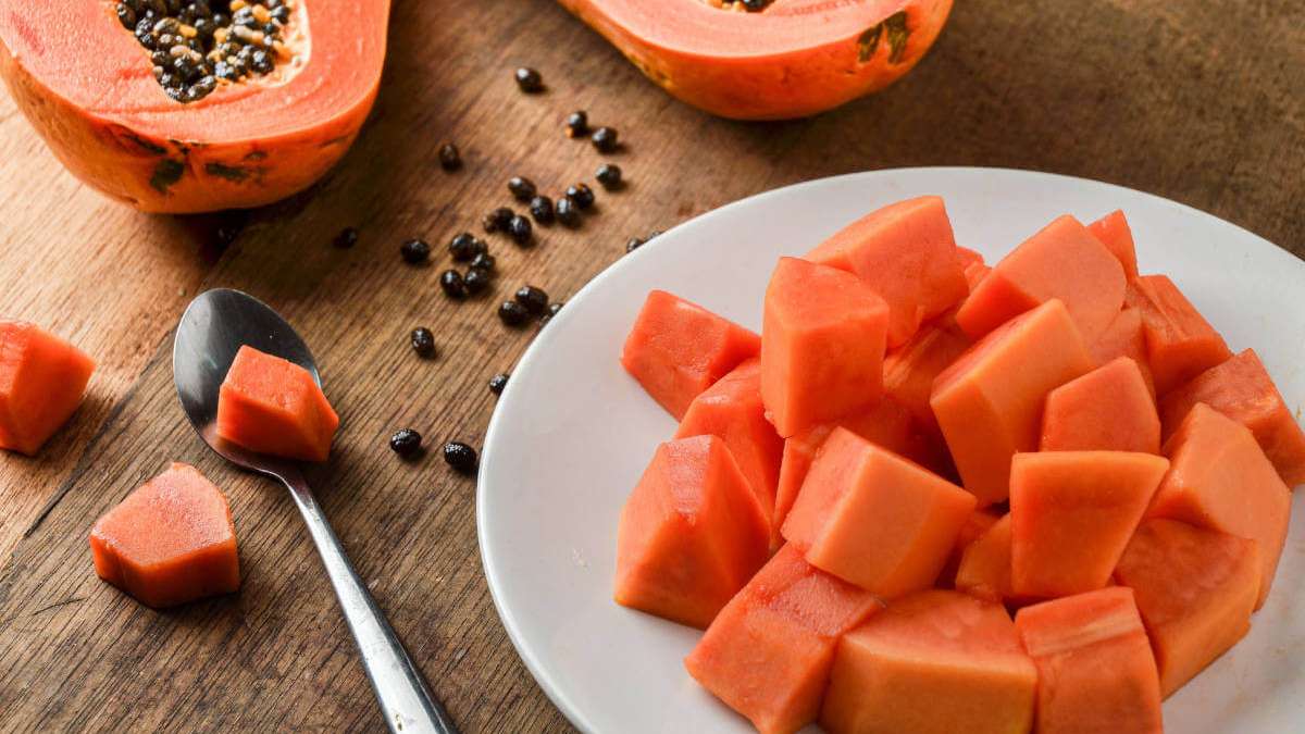 In diesem Artikel zeigen wir Ihnen, wie Sie eine Papaya richtig schneiden und zubereiten. (Anleitung in 6 Schritten)