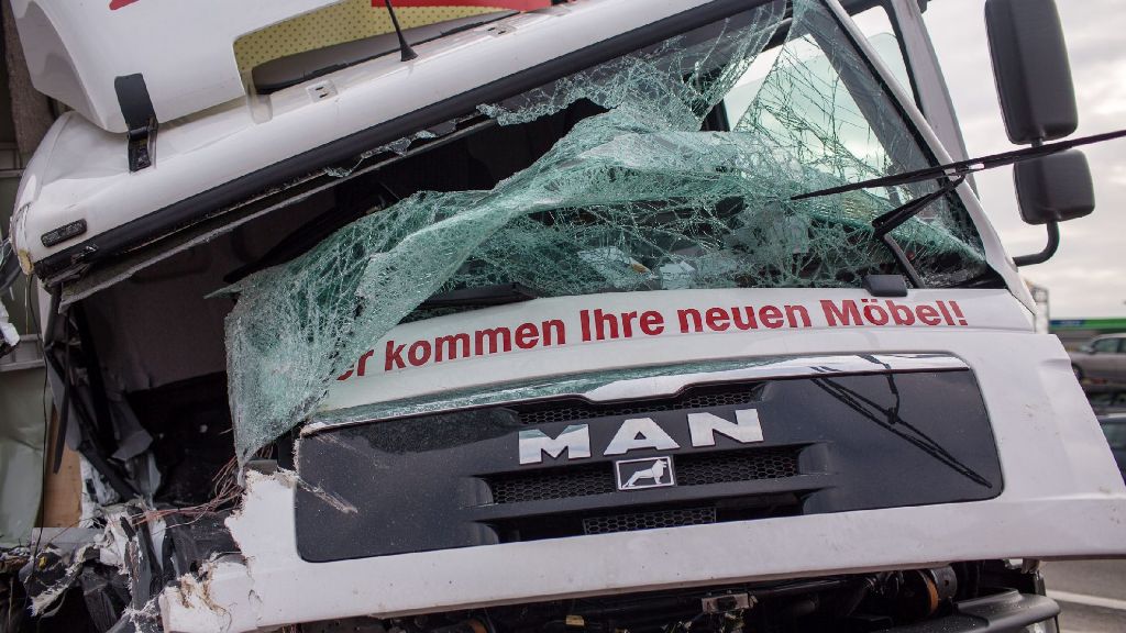 Leinfelden-Echterdingen: Zwei Schwerverletzte bei Unfall auf A8 an Messeparkhaus
