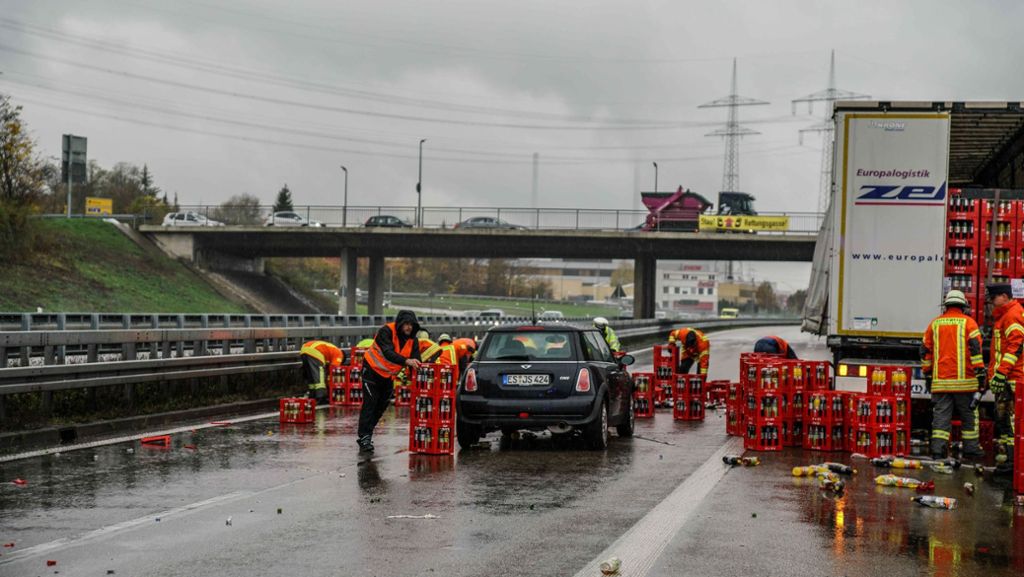 Verkehrschaos bei Plochingen: Sattelzug verliert Getränkekisten