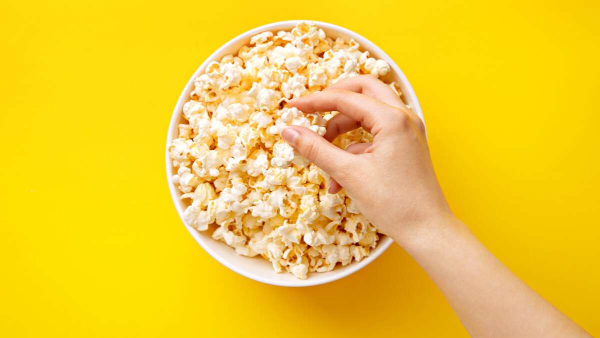 In diesem Artikel zeigen wir Ihnen, wie Sie Popcorn wieder frisch und knusprig machen können. (3 einfache Möglichkeiten)