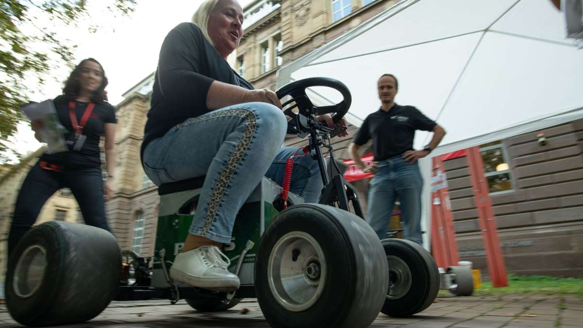  Was ist intelligente Mobilität? Das haben die Hochschule für Technik und die Duale Hochschule in Stuttgart am Mobilitätstag im Stadtgarten auch Bürgern ganz hautnah vermittelt. Manchmal sind es Kleinigkeiten, die einen großen Effekt haben. 