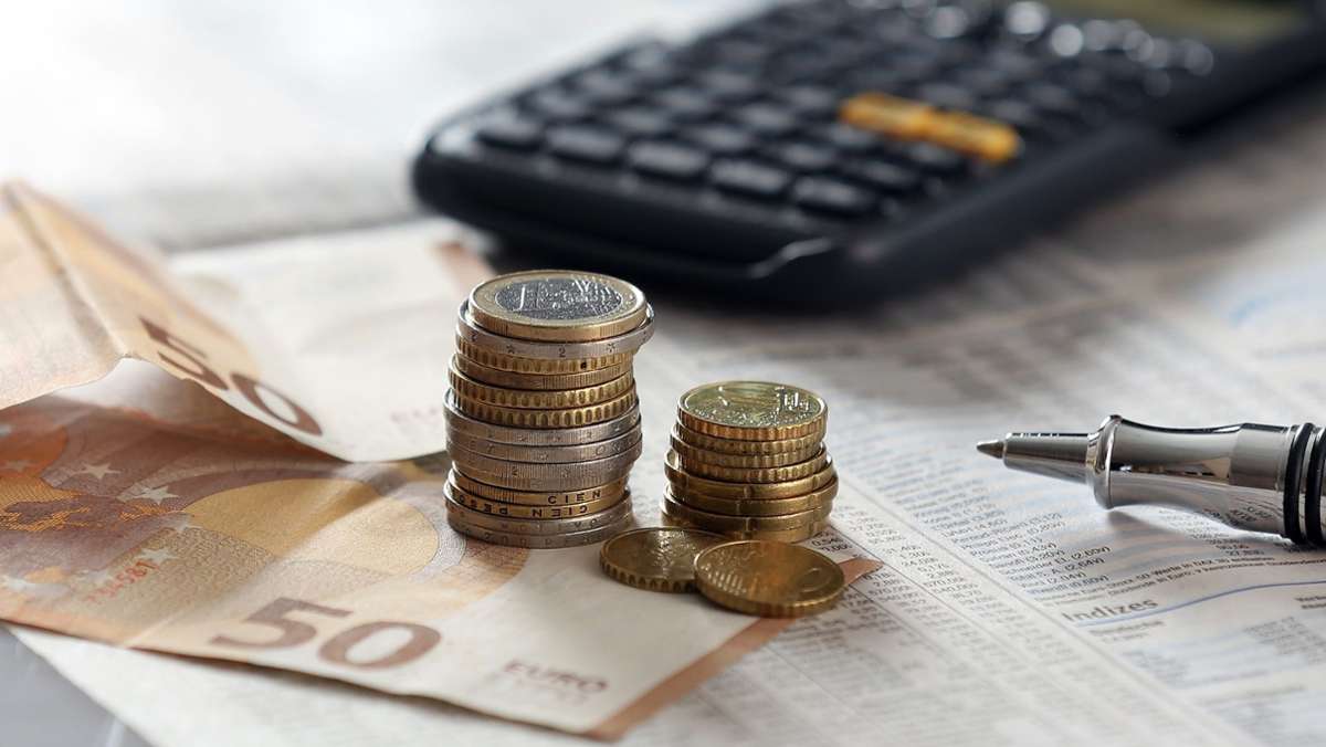 Sparer müssen umdenken: Wer die Inflation schlagen will, kommt an Aktien oder Fonds nicht vorbei, schreibt Wirtschaftsredakteurin Barbara Schäder. 