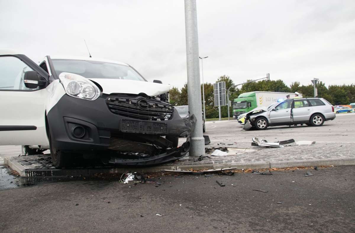 Ein neunjähriges Mädchen im Opel zog sich leichte Verletzungen zu.