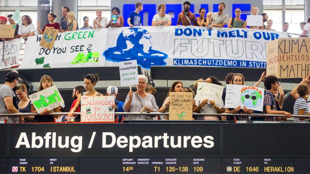 Fridays for Future: Klimaaktivisten demonstrieren am Stuttgarter Flughafen