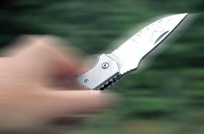 Wegen Ruhestörung: Mann geht mit Messer auf Nachbarn los
