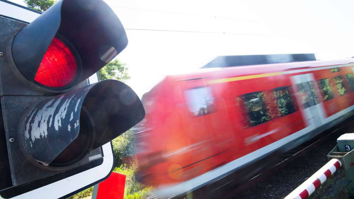  Ein bislang unbekannter Täter hat am Samstag einen Einkaufswagen auf den Zuggleisen in der Nähe des Bahnhofs Oberesslingen abgestellt. Eine durchfahrende S-Bahn konnte nicht mehr rechtzeitig bremsen. 