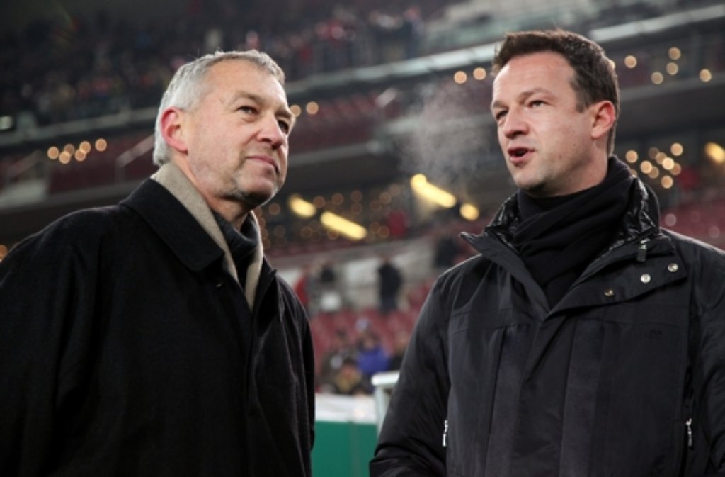Der frühere VfB-Profi Karl Allgöwer (links, hier mit Fredi Bobic) nimmt die Krise der Stuttgarter sehr ernst. Foto: Pressefoto Baumann