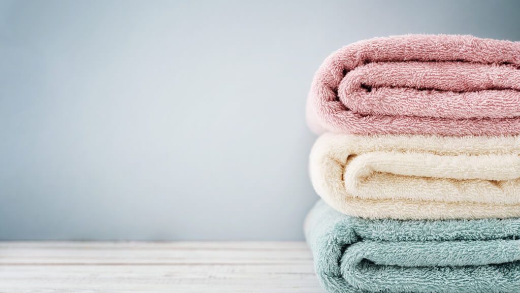 Ob im Bad, in der Küche, beim Sport oder in der Sauna, Handtücher begleiten uns durch den Alltag und sollten auch entsprechend gepflegt werden. Wie oft und bei wie viel Grad muss man Handtücher waschen? Wie desinfiziert man sie und wie werden harte Handtücher wieder flauschig? Die wichtigsten Tipps & Tricks finden Sie hier.