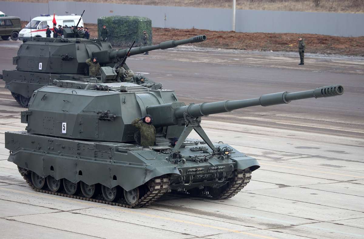 Russland: Die 2S35 Koalizija-SW ist eine russische Selbstfahrlafette. Das 2A88-Geschütz ist in einem unbemannten Turm installiert. In der späteren Serienausführung soll dieser auf der Armata-Panzer-Plattform montiert werden. Es wurde erstmals am 9. Mai 2015 auf der Militärparade zum 70. Jahrestag des Sieges auf dem Roten Platz in Moskau der Öffentlichkeit auf dem Fahrgestell des Panzers T-90 gezeigt.