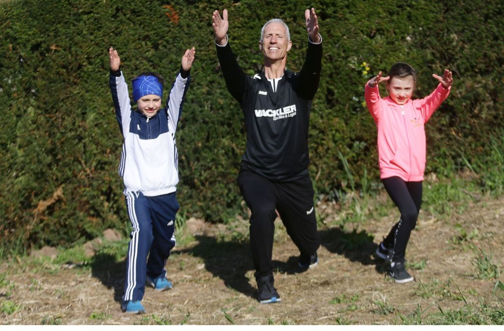 Sportlich bleiben mit  Übungen für zu Hause – in der Wohnung oder im Garten – präsentiert von Dieter Bubeck und seinen Kindern. Foto: Baumann