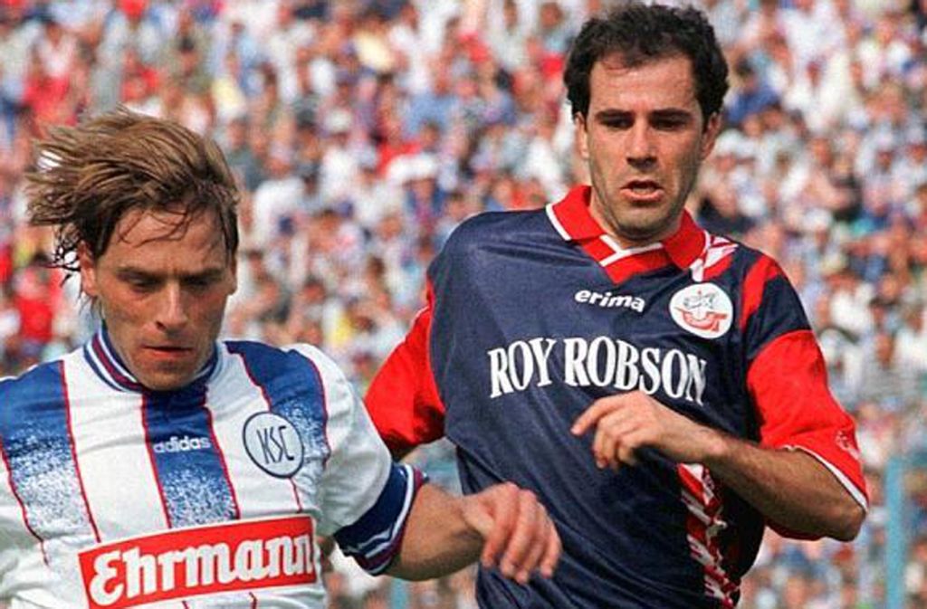Später 90er Chic bei Peter Bosz (re.) im Trikot von Hansa Rostock und dem Karlsruher Thomas Häßler. Bosz trainiert mittlerweile Bayer Leverkusen, der Weltmeister von 1990 den Berliner Landesligisten BFC Preußen.