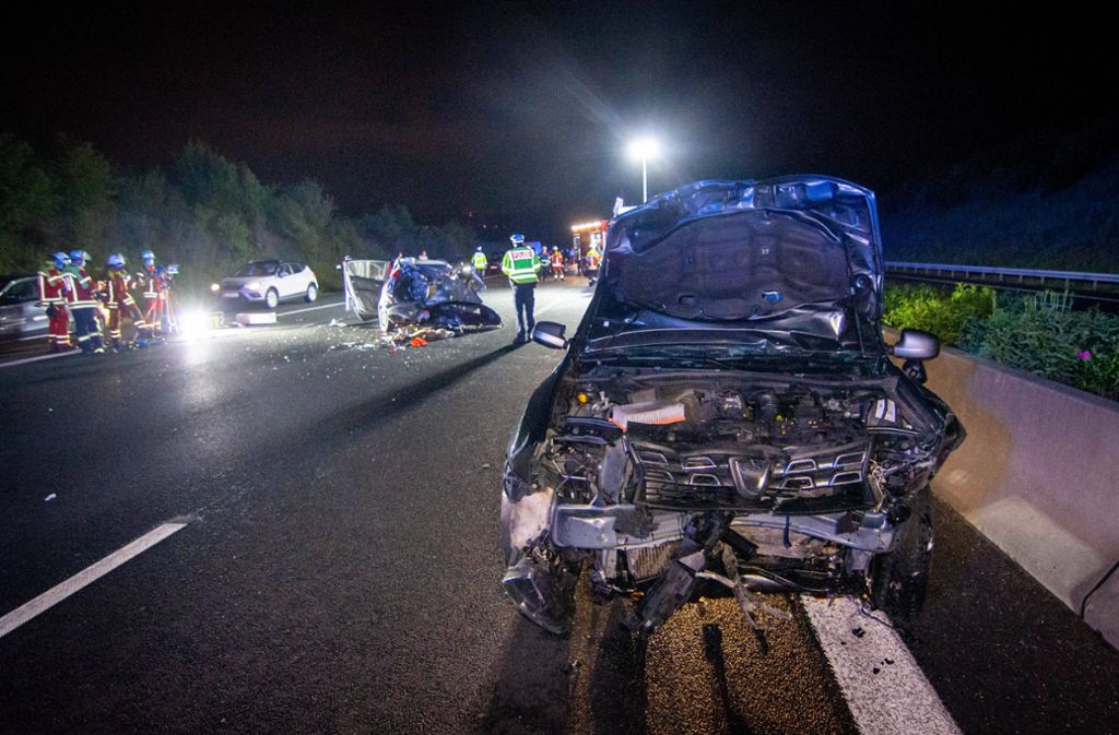 Das Fahrzeug des Unfallverursachers wurde gegen den Dacia einer 51-Jährigen geschleudert.