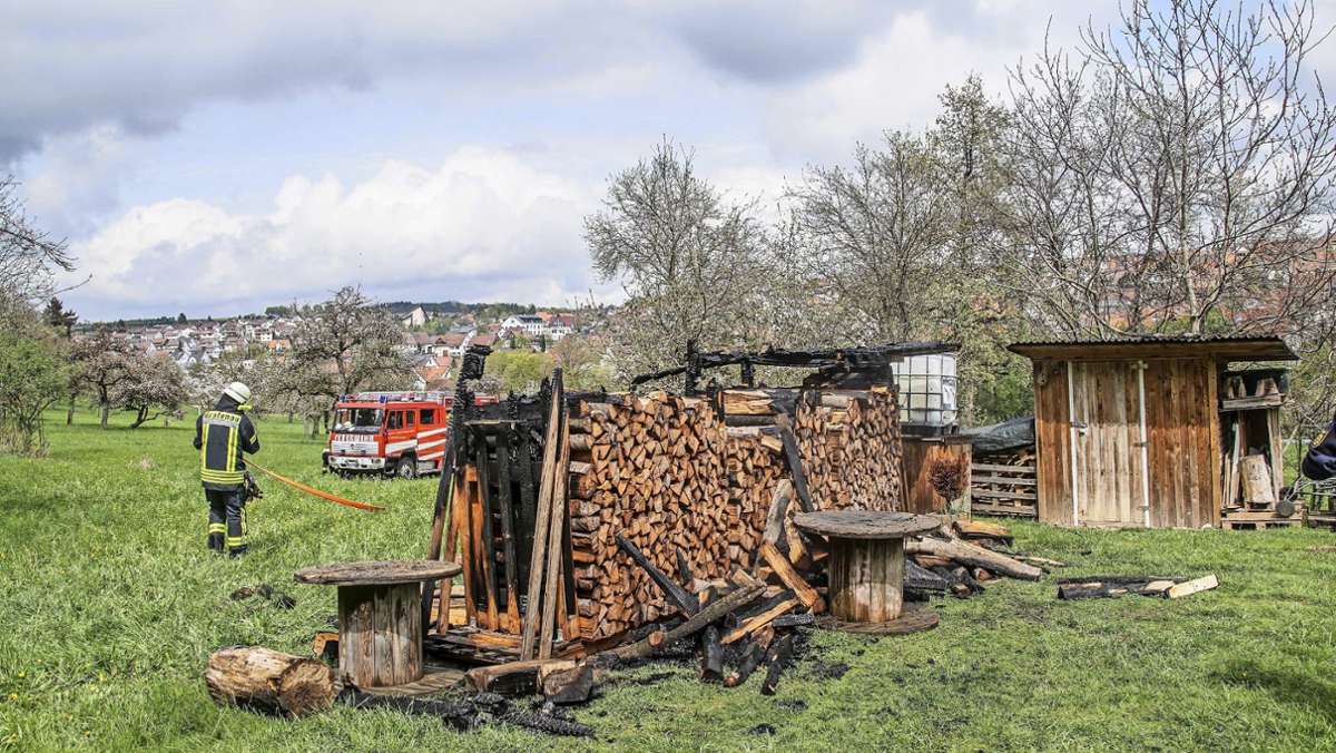 Brandserie im Kreis Böblingen: Schon wieder brennen Holzstapel