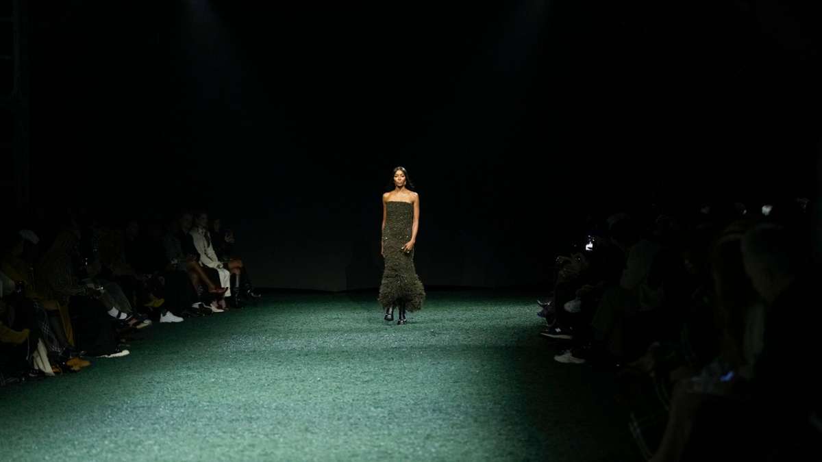 Modewoche: Naomi Campbell bei London Fashion Week auf dem Laufsteg
