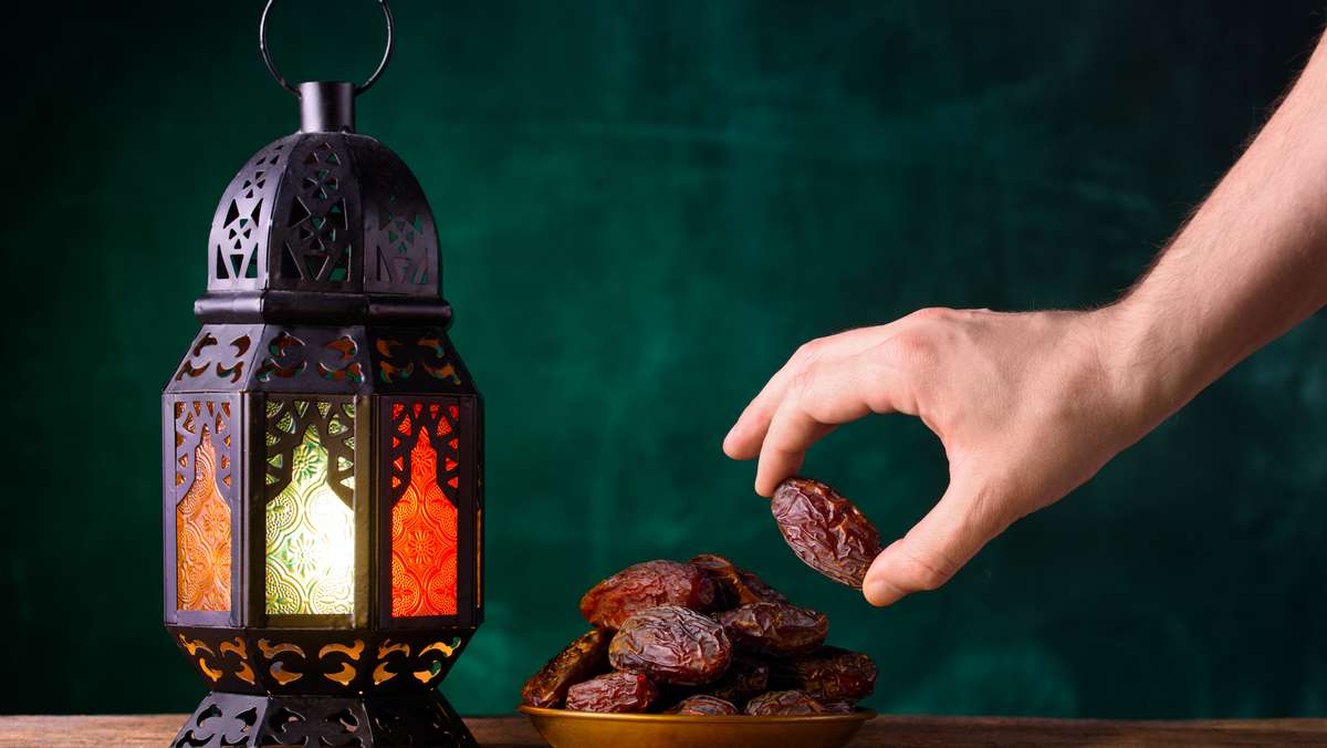 Ramadan ist der Fastenmonat und eine wichtige Säule des Islams. Wir erklären, welche Regeln es gibt, welche Bedeutung diese Zeit für gläubige Muslime hat und was man im Ramadan essen darf.
