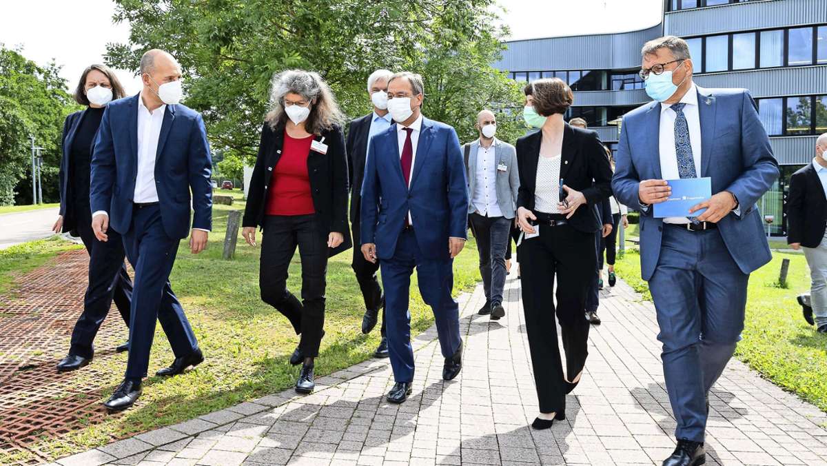  Neben seinem Besuch in Stuttgart machte der CDU-Kanzlerkandidat einen Abstecher zur IBM nach Ehningen, um den Quantencomputer zu sehen. 