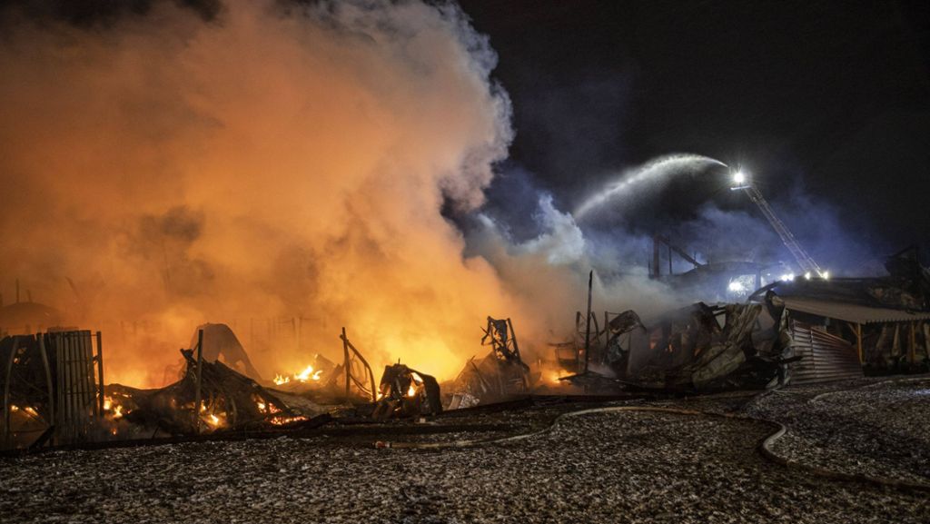 Meßstetten im Zollernalbkreis: Brand in ehemaliger Tennishalle verursacht Millionenschaden