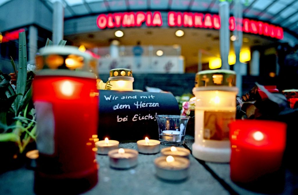 Gedenken an die Opfer von München: Vor dem Olympia-Einkaufszentrum haben Menschen Kerzen angezündet. Foto: dpa